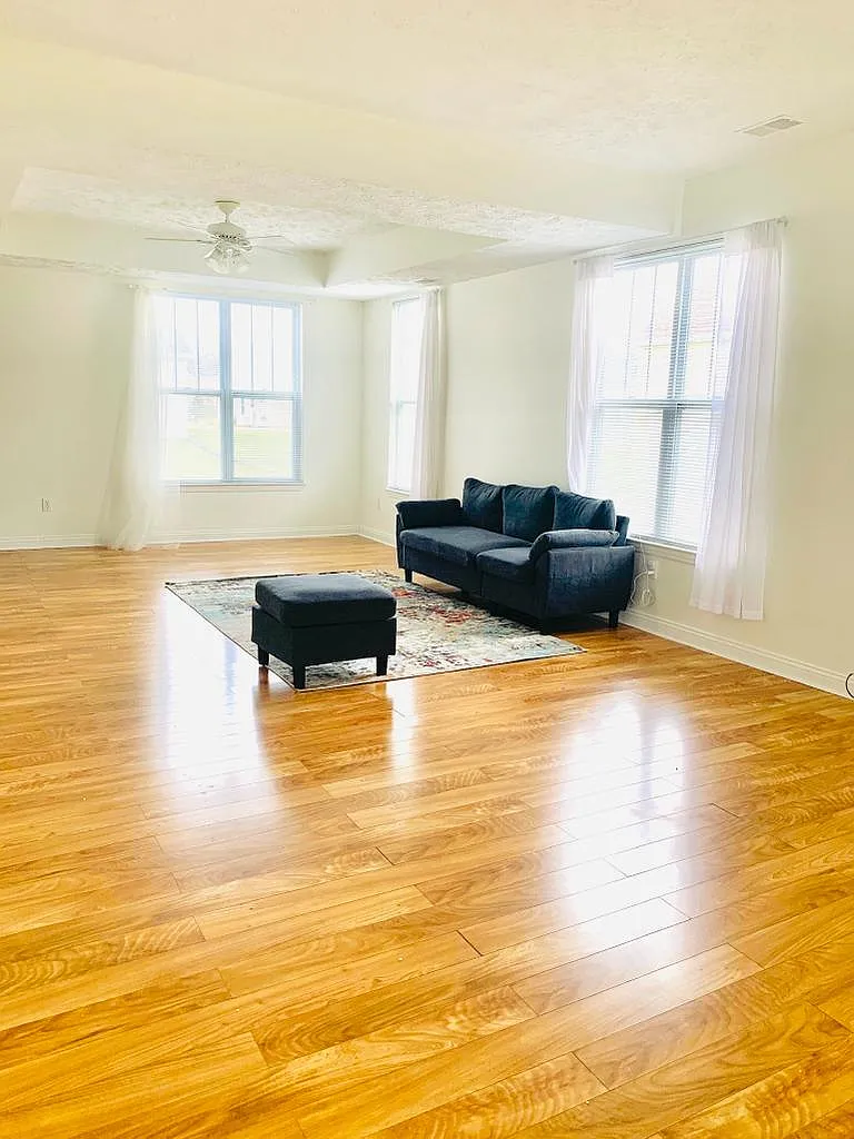 3 bed, 2.5 bath, 1800 sqft, $750 — Photo 1