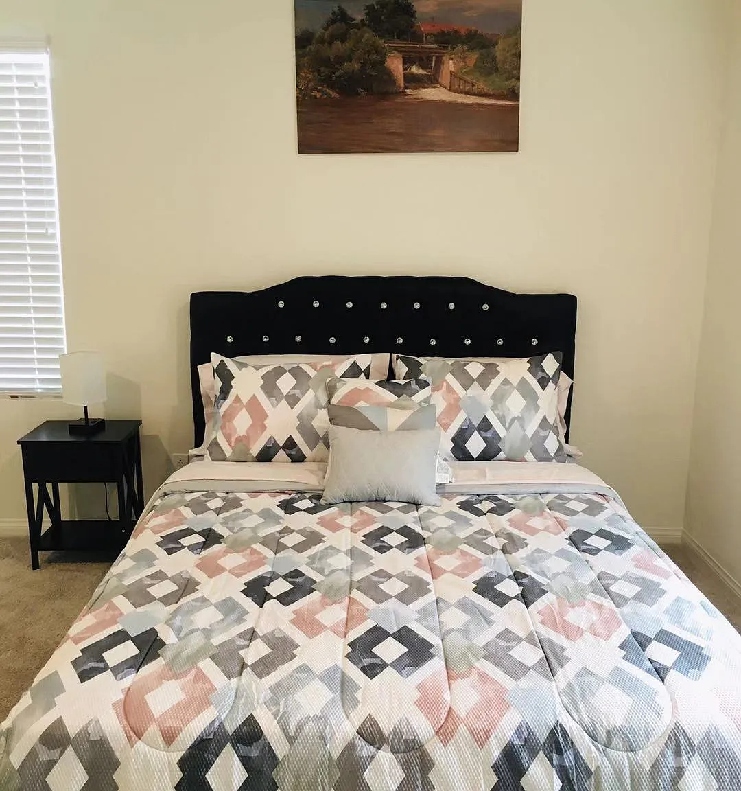 6 bed, 2537 sqft, $900 — Photo 2