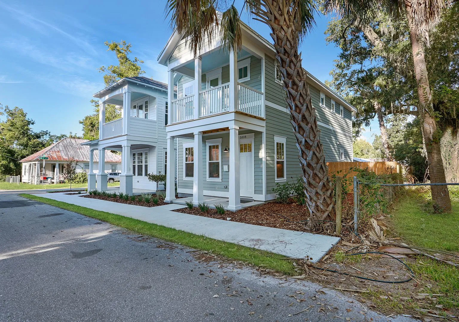 Brand New Construction Luxury 4 Bed/4 Bath home within 3 blocks from UF. — Photo 2