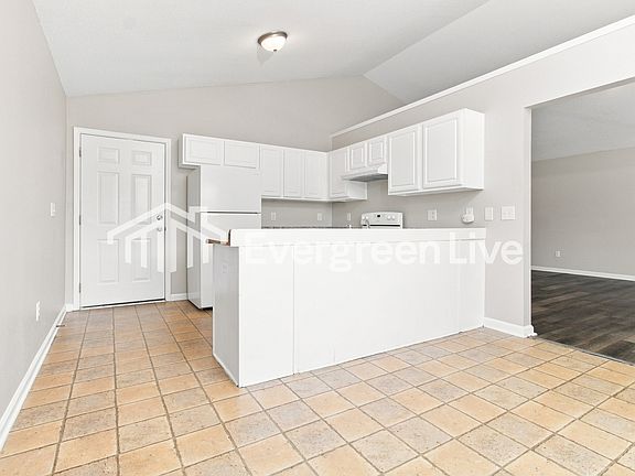 5th image of 376 Legend Oaks Dr
