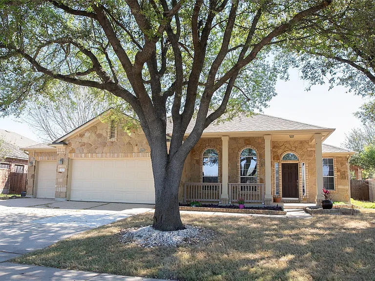2121 Settlers Park Loop — Photo 1