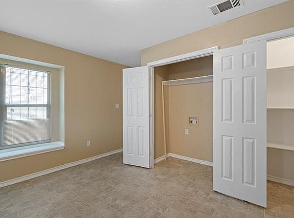 3rd image of 904 Southwood Dr