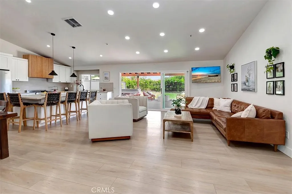 3 bed, 1364 sqft, $7,000 — Photo 3