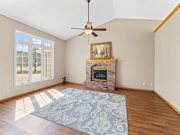 4th image of 220 Prairie Ridge Rd