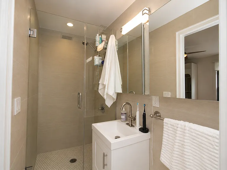 205 W 15th St #2HG — Photo 9