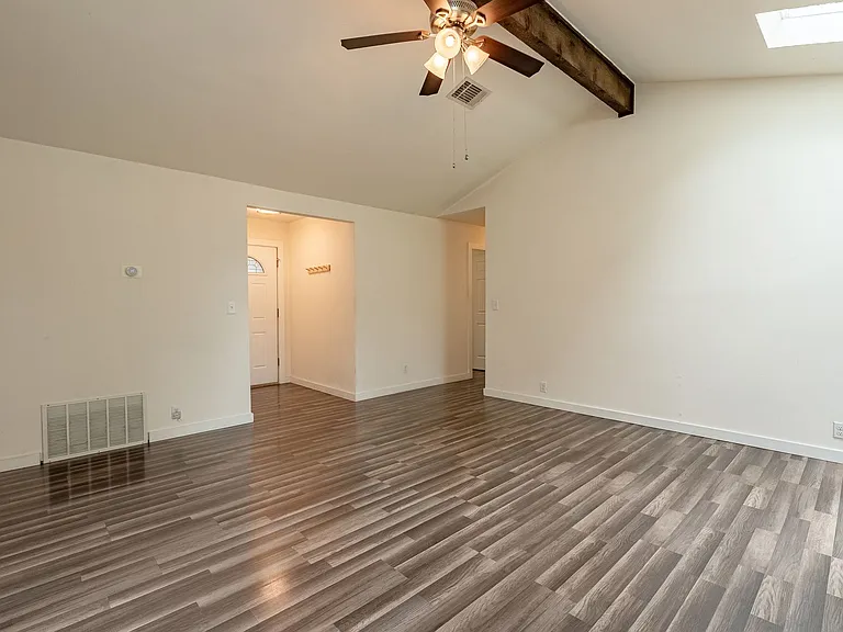 1001 Echo Ln — Photo 4