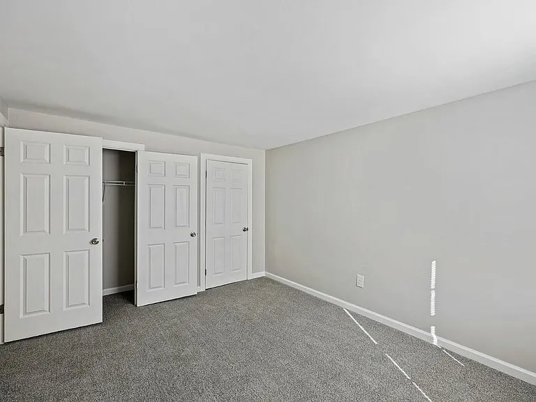 empty-bedroom-Village-of-Carrollwood