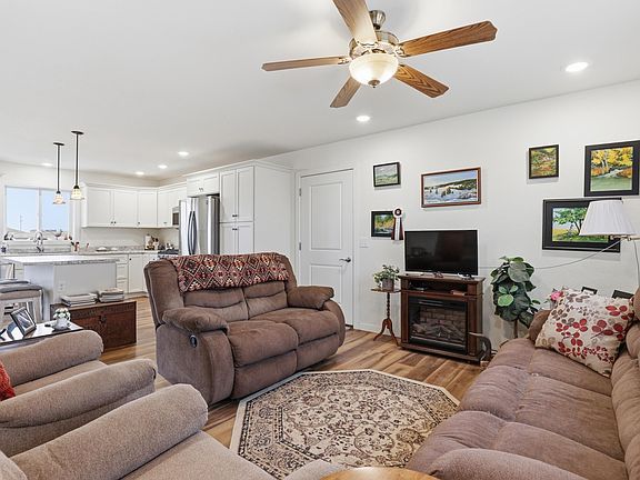 4th image of 855 Marie St