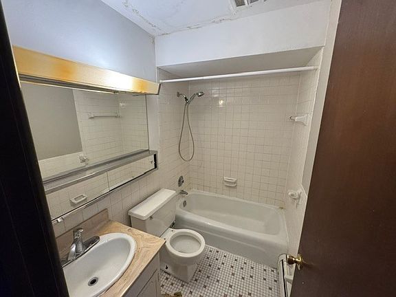 5th image of 5348 N Cumberland Ave #405
