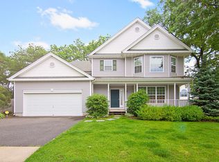 18 Spring Meadow Ln, East Setauket, NY 11733