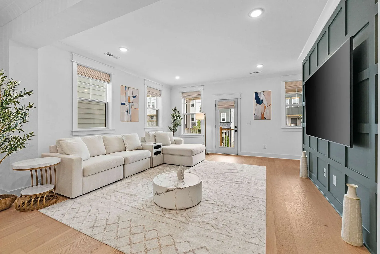 3 bed, 2.0 bath, 1926 sqft, $3,670 — Photo 4