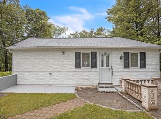 6 Redmans Dr, Oak Ridge, NJ 07438