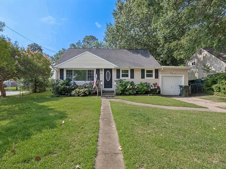 1261 River Oaks Dr — Photo 1