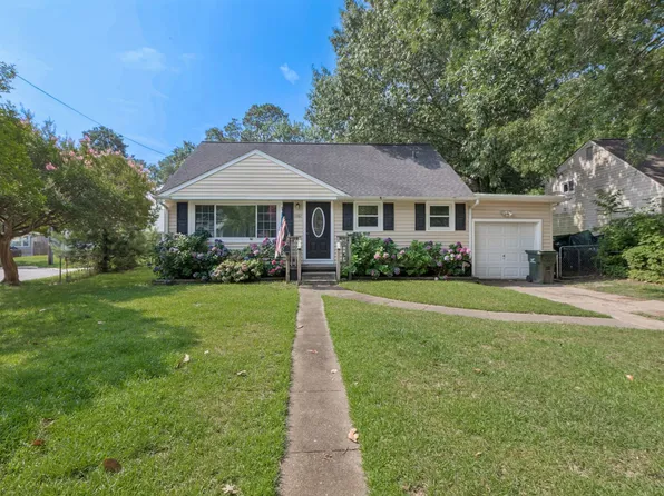1261 River Oaks Dr, Norfolk, VA 23502