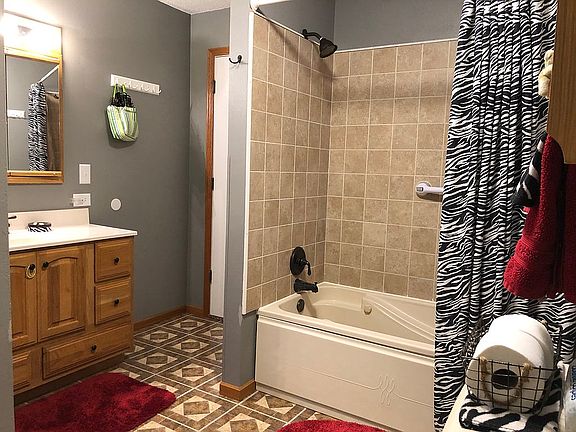 Main bath, jetted tub