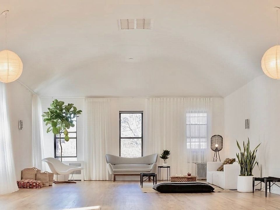 1st image of 300 8th Ave #2