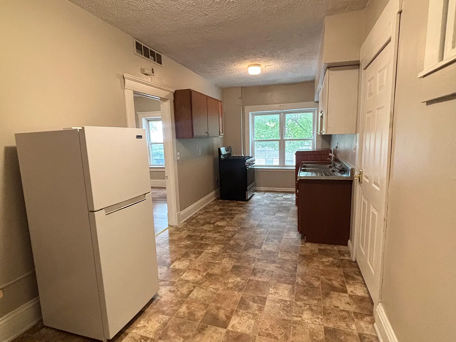 2 bed, 950 sqft, $995 — Photo 2