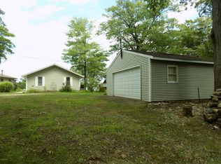 32016 Huckleberry Ln, Dowagiac, MI 49047
