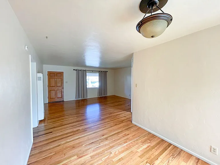 2245 Baldwin St — Photo 10