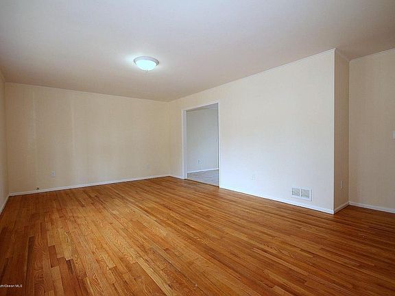 3rd image of 609 Spray Ave