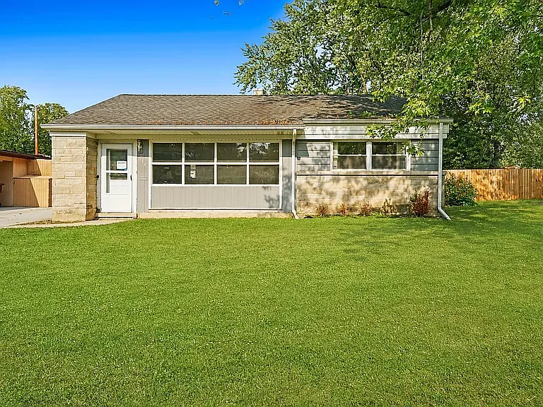 3 bed, 1299 sqft, $2,500 — Photo 1