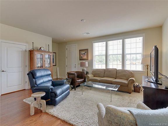 4th image of 129A Irving Ave #A