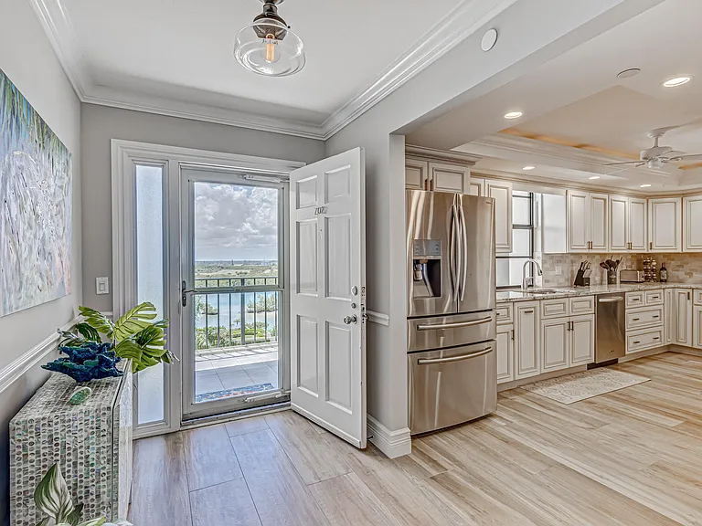 400 Beach Rd #702 — Photo 4