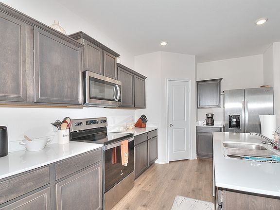 3rd image of 5103 Knob Hill Dr