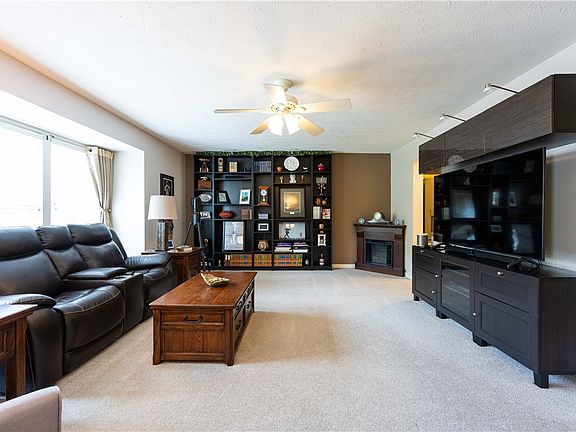 4th image of 612 Village Green Blvd E