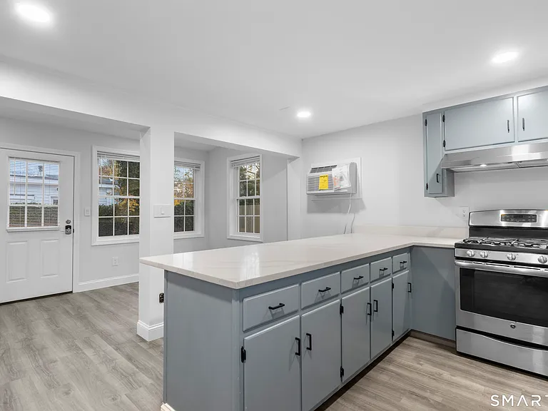 43 Elmwood Ave — Photo 2