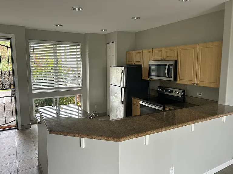 Kitchen & breakfast counter/bar