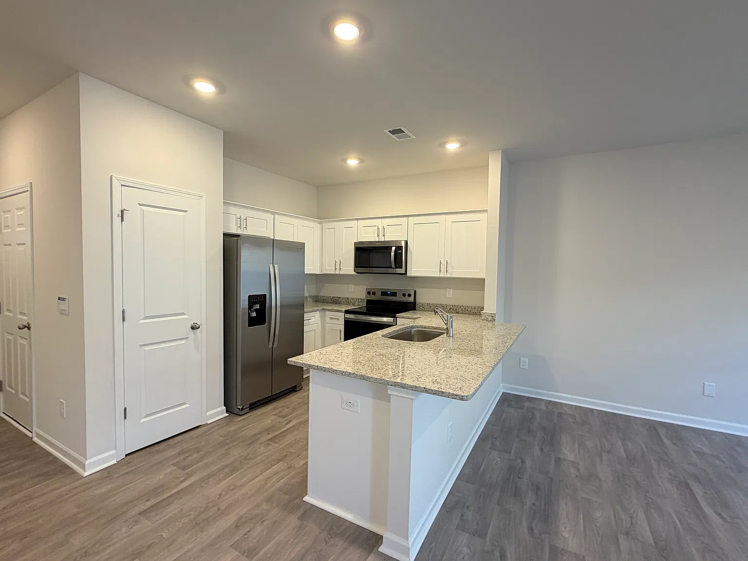 3 bed, 2.5 bath, 1418 sqft, $1,750 — Photo 2