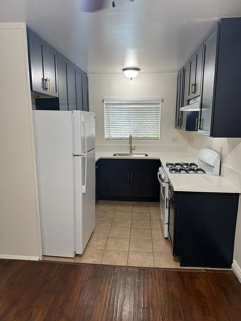 1432 Robinson Ave — Photo 1