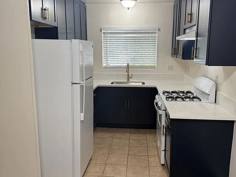 1432 Robinson Ave — Photo 1