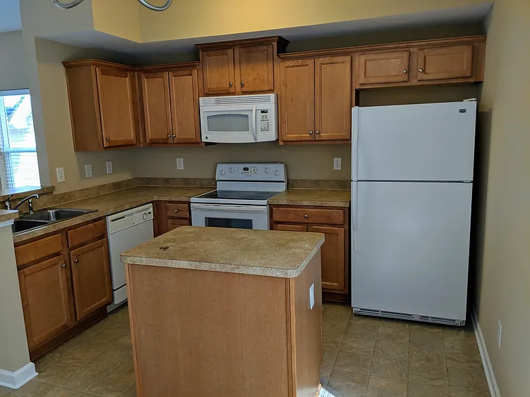 144 Hood Park Dr — Photo 2