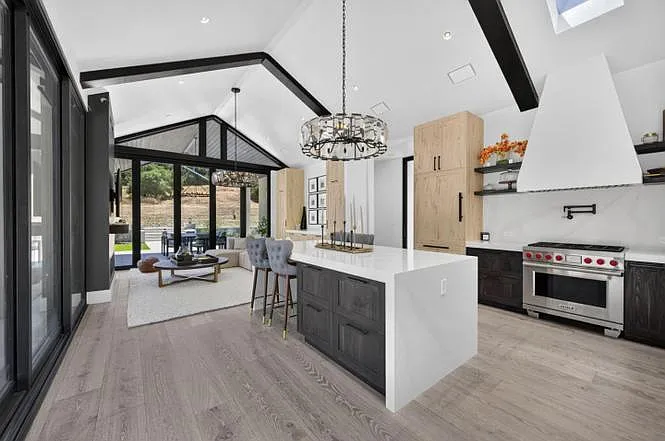 6 bed, 4527 sqft, $29,500 — Photo 3