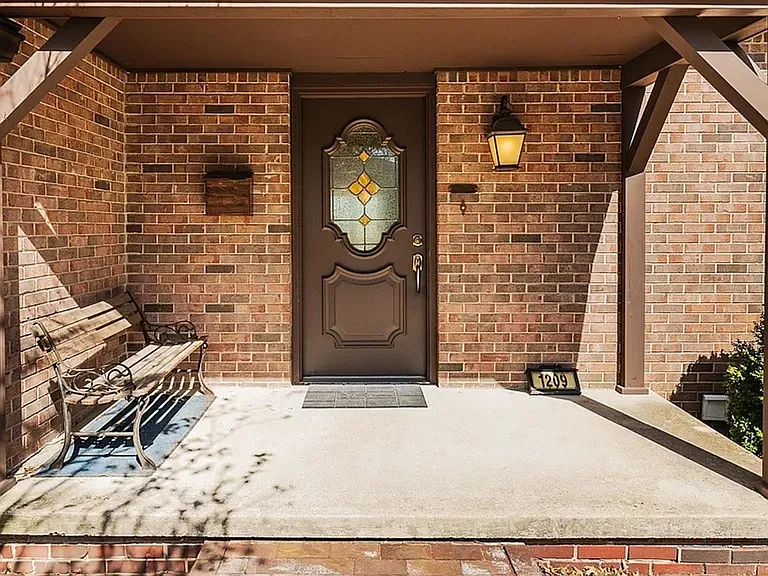 1209 E University St — Photo 11