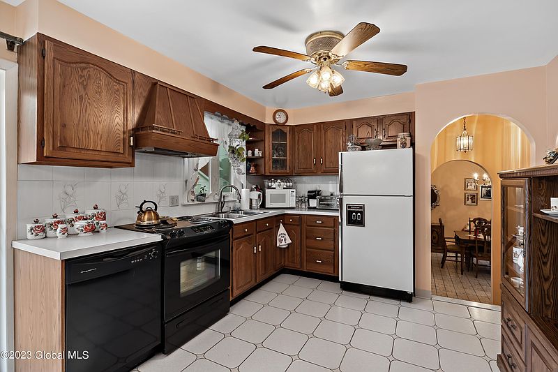 4th image of 34 Beach Avenue