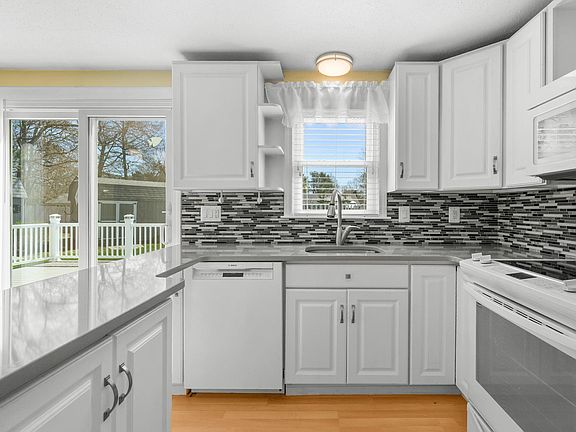 5th image of 136 Sheaffer Road