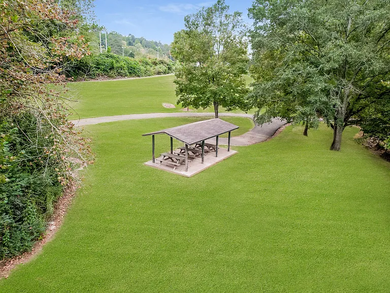 552 Elliston Pl — Photo 26