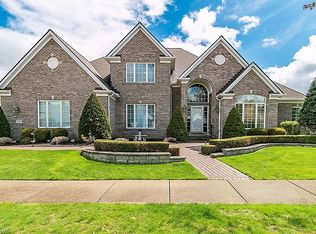 331 W Edinburgh Dr, Highland Heights, OH 44143