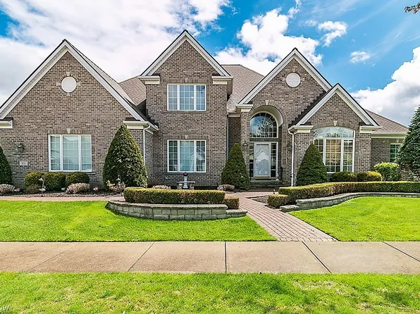 331 W Edinburgh Dr, Highland Heights, OH 44143