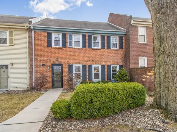 588 Maple Park Dr, Mendota Heights, MN 55118