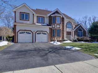 7 Maurice Ct, Kendall Park, NJ 08824