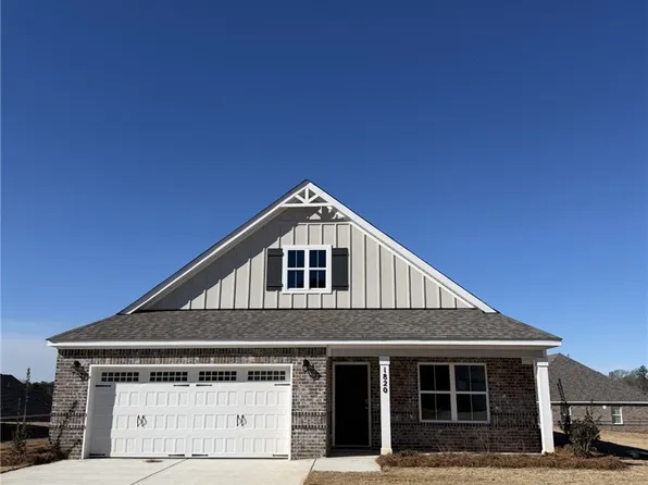 1820 Hidden Lakes Dr, Opelika, AL 36801
