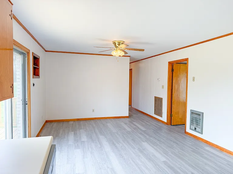 927 E Jefferson St — Photo 8