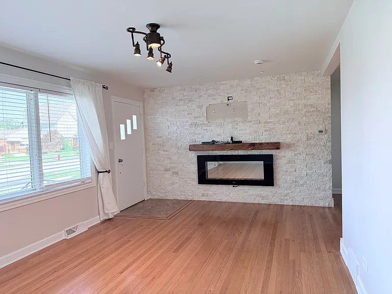 4528 Grace St — Photo 8