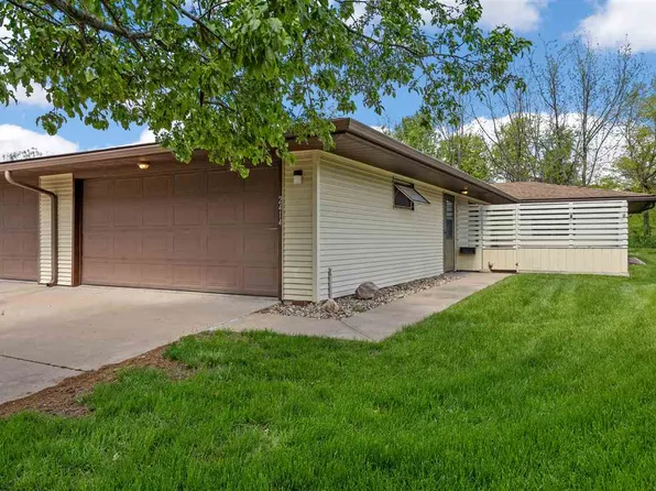 2414 Walden Ct, Iowa City, IA 52246