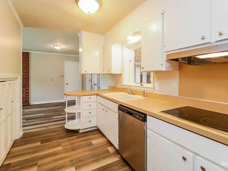 2214 Cheltenham Blvd — Photo 2