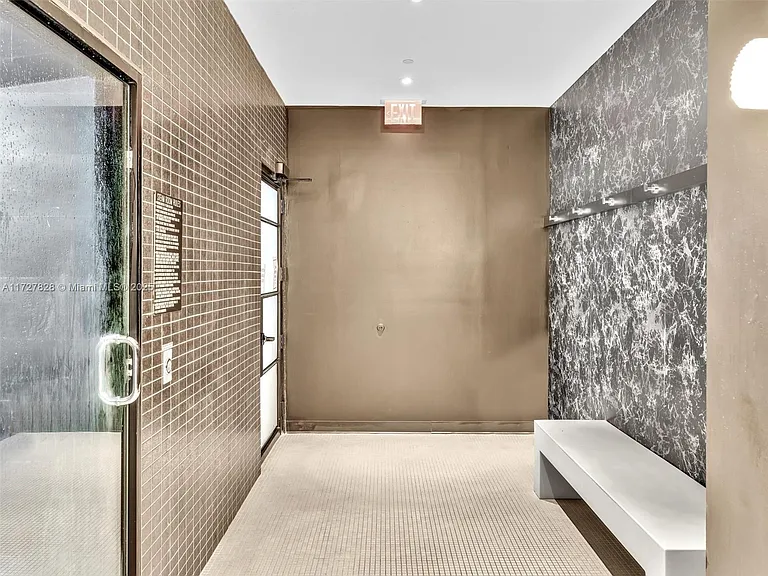 121 NE 34th St #1005 — Photo 36